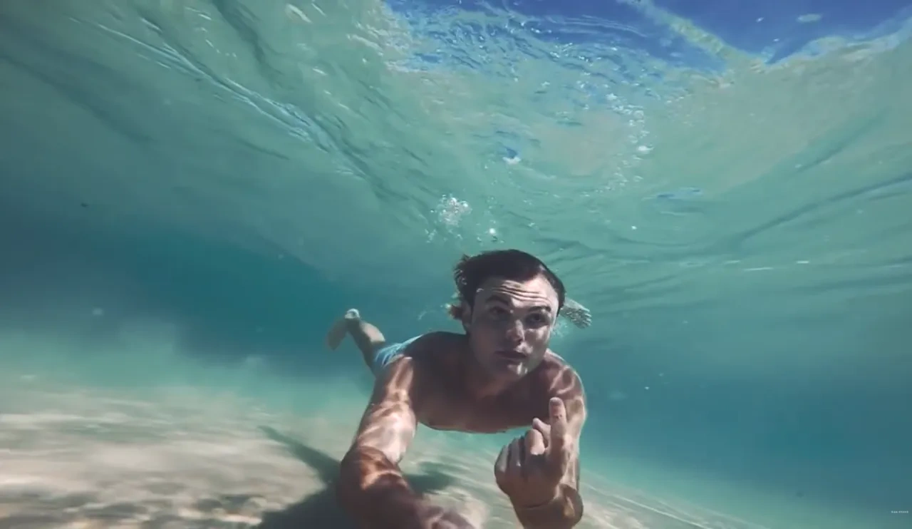 蔚蓝的水面之下，是寂静的世界