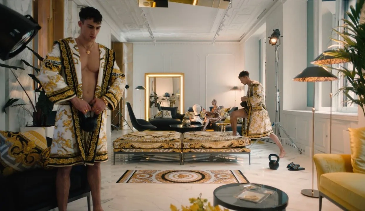 舔屏警告！Versace 的巴洛克美男之家