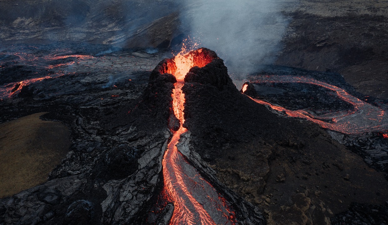 视角炸裂，沉寂 781 年的冰岛火山爆发