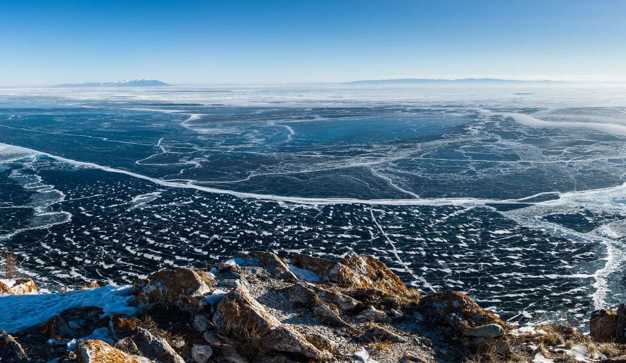 航拍冬季贝加尔湖，冷峻冰之荒原