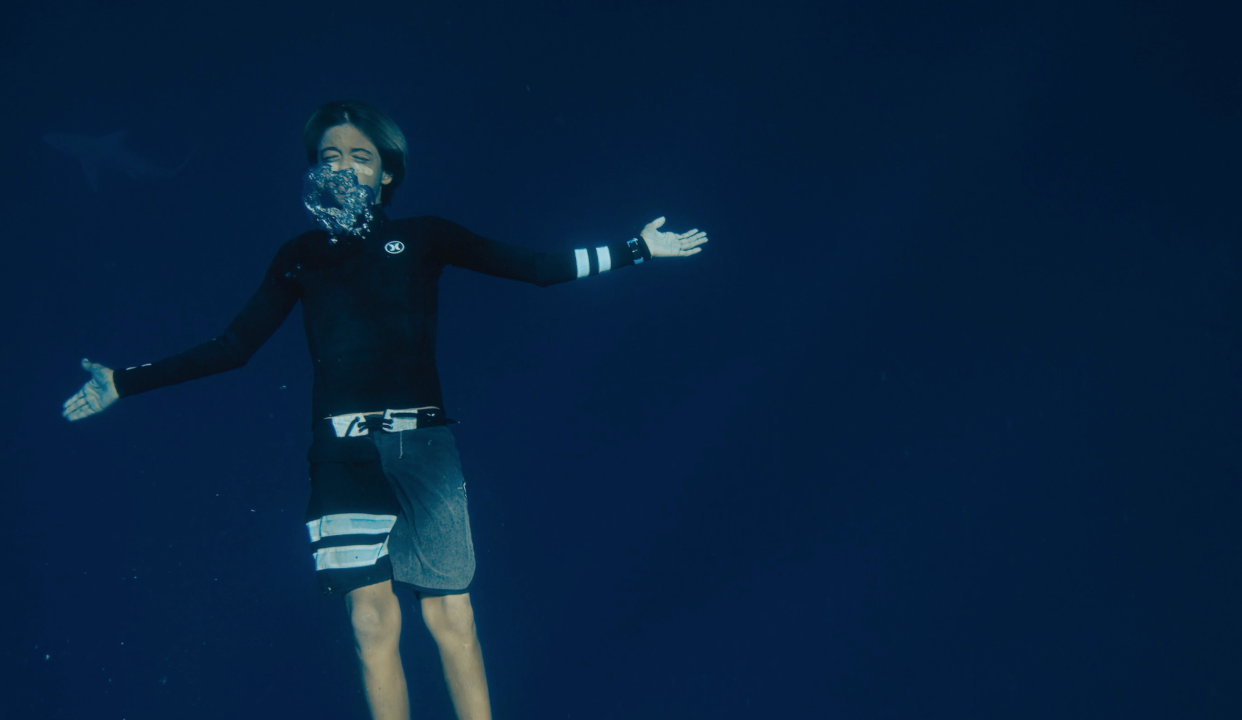 年轻冲浪者的梦，藏在浪花底下