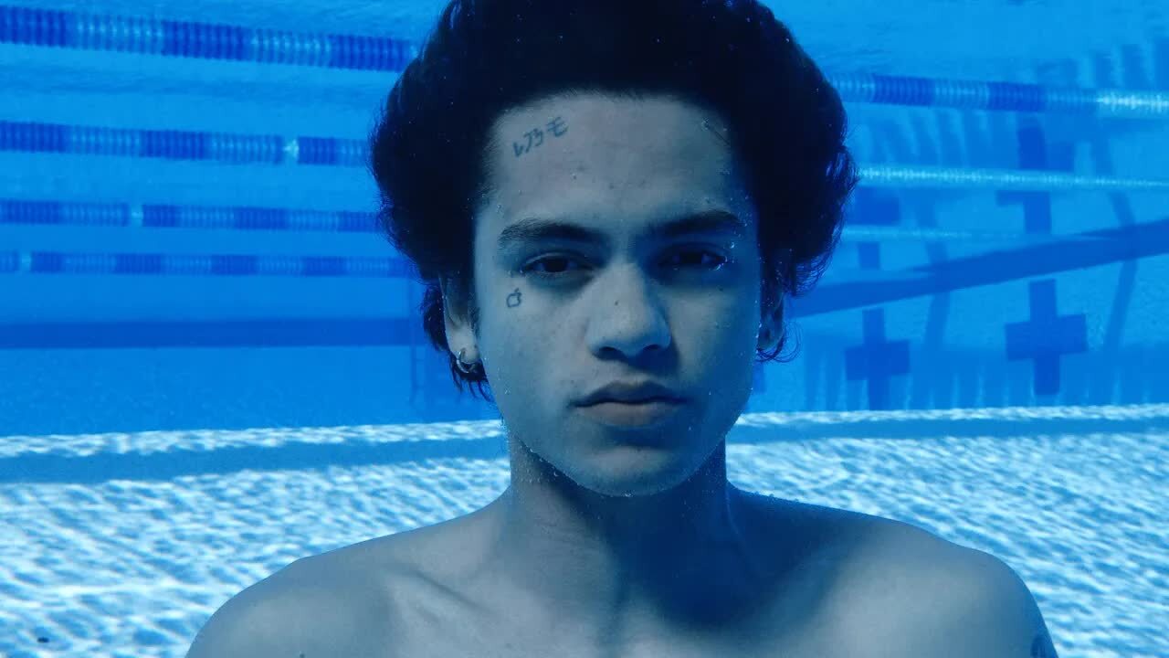 在法院里跳舞，这支 MV 有点「蓝」