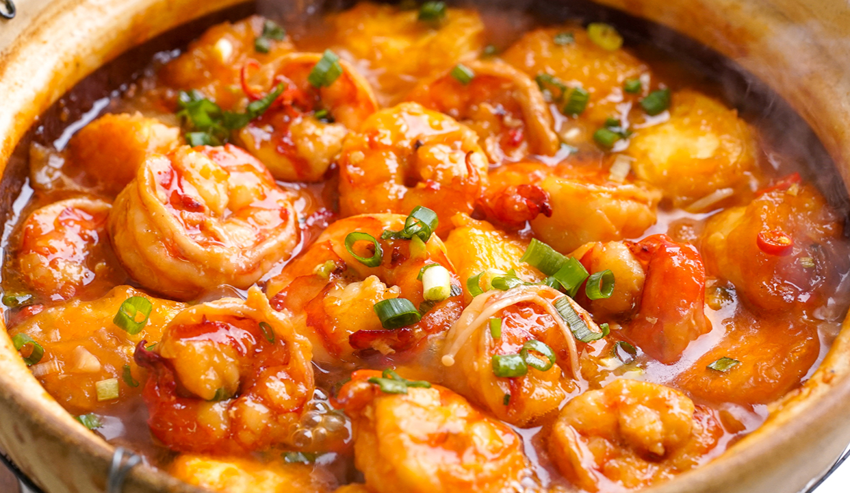 传说中能干掉一整锅米饭的嫩滑鲜虾豆腐煲。